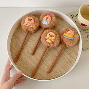 Detailansicht von vier süßen Capybara-Plüsch-Gelschreibern mit Cartoon-Anhängern