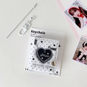 Primer plano de mini álbum de fotos en forma de corazón con estrellas y una cadena