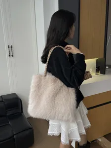Stilvolle hellrosa Kunstfell-Einkaufstasche mit geflochtenem Griff für elegante Wintermode