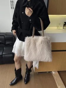 Elegante beige Kunstfell-Tragetasche mit gewebten Griffen für Herbst und Winter Trends.