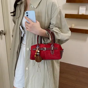 Vintage rote Boston-Handtasche aus Wildleder mit Lederbesatz und dekorativem Riemen