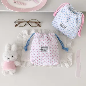 Primer plano de bolsas de almacenamiento acolchadas de lunares en un escritorio blanco