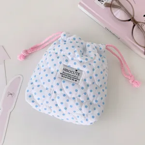 Primer plano de una bolsa acolchada de lunares con bordado de corazón muy detallado