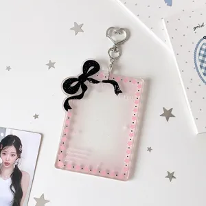 Dettaglio portacarte acrilico rosa da 3 pollici con fiocco nero e clip a cuore