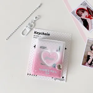Vista detallada del mini álbum de fotos con forma de corazón rosa y cadena de bolas blanca