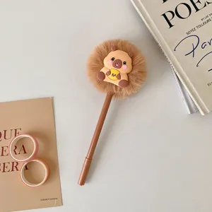 Nahaufnahme eines niedlichen Capybara Plüsch Gelschreibers mit braunem Bommel