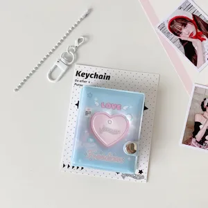 Primer plano de un mini llavero de álbum de fotos azul claro con forma de corazón
