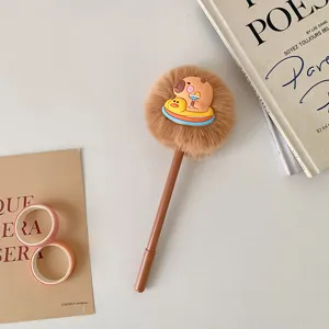 Nahaufnahme eines niedlichen Plüsch-Capybara-Gelschreibers mit braunem Flauschball-Detail