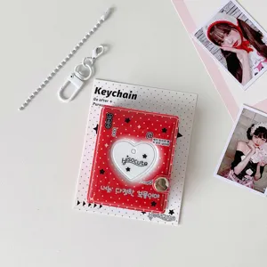 Mini archivador de tarjetas fotográficas de corazón rojo con cadena y llavero de mosquetón