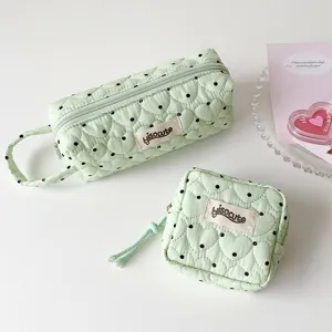 Vue détaillée de la trousse matelassée vert menthe et de sa petite pochette assortie