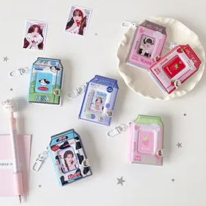 Primer plano de lindos mini álbumes de fotos con forma de cartón de leche y llaveros pastel