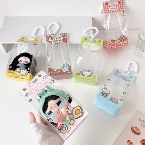 Vista detallada de varias bolsas de PVC transparentes para muñecas con temas de panadería