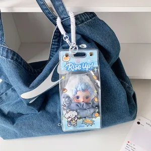Vista detallada de la bolsa transparente para muñecas con estampado azul y cordón
