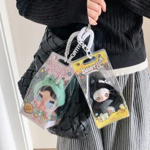 Detalle de bolsa transparente para muñecas de algodón con llavero de resorte
