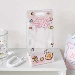 Detalle de bolsa de almacenamiento de PVC transparente para muñecos con diseño Bake Time