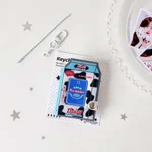 Detalle del mini álbum de fotos de cartón de leche con cadena blanca y cierre de metal