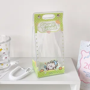 Bolsa transparente de PVC para muñecos con cuadros verdes e ilustración de gato panadero.