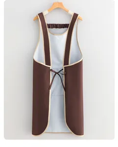 Detailaufnahme der braunen wasserdichten Schürze mit beigen Kanten und Kreuz-Rückengurten.