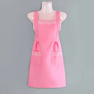 Tablier de cuisine rose avec poches en dentelle blanche, vêtement de cuisine élégant.