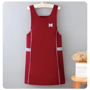 Rote wasserdichte aermellose Kuechenschuerze mit Taschen und modischem Paspeldesign.