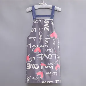 Grembiule in tela di cotone traspirante con stampa love, dettaglio cucina e casa resistente.