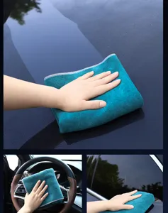 Dettaglio del panno per pulizia auto in microfibra, che mostra un forte assorbimento d'acqua.