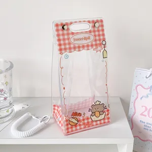 Bolsa transparente para muñecas con estampado de cuadros rojos en un entorno suave