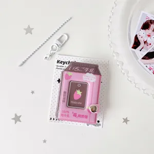 Detalle del mini porta tarjetas de fotos rosa con diseño de caja de leche