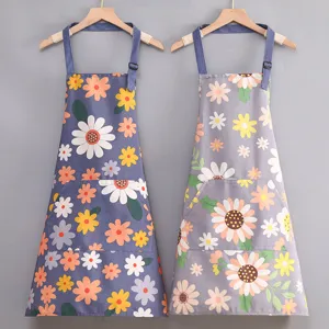 Detalle del delantal de cocina de lona con bonito estampado floral y práctica bolsa.