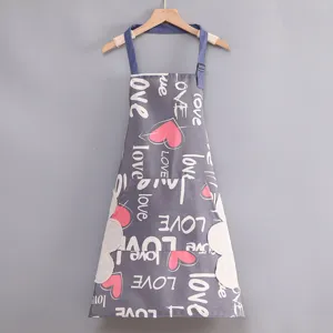 Delantal de cocina gris con estampado de amor, paños laterales absorbentes y correas ajustables.