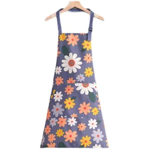 Elegante delantal de cocina en lona floral con bolsillo, cómodo y duradero para uso diario en casa.
