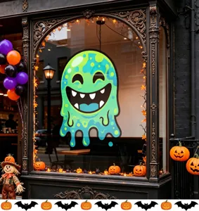 Detail eines leuchtend grünen Cartoon-Geister-Fensteraufklebers für Halloween-Deko.