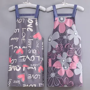 Grembiule da cucina in tela traspirante con tasche e stampe eleganti per cucinare.