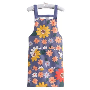 Grembiule in tela con fiori colorati e tasca frontale per cucina e cottura, tessuto resistente.