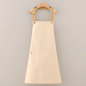 Tablier de cuisine classique en coton avec bretelles réglables et une grande poche avant.