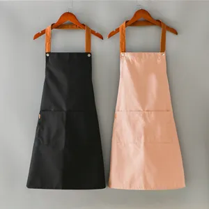 Delantal de trabajo de lona con bolsillos, uniforme elegante para cocina y panadería vista principal.