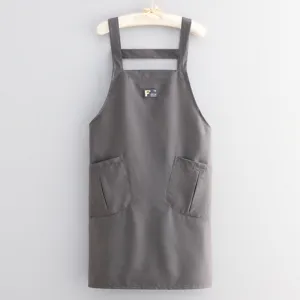 Graue Baumwoll Küchenschürze für Damen, atmungsaktives dünnes Trägerdesign mit zwei Taschen.