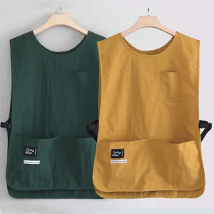 Chaleco de trabajo ajustable con múltiples bolsillos colgado en verde y amarillo para uso diario.