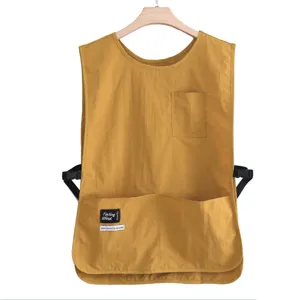 Delantal chaleco de trabajo profesional para barista con bolsillos y hebillas ajustables.