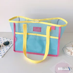 Bolso tote de malla azul claro con asas amarillas y ribete rosa