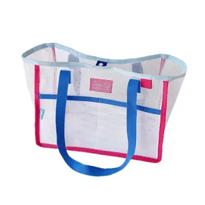 Bolso de playa de malla blanca con asas azules y ribete rosa para viajes de verano