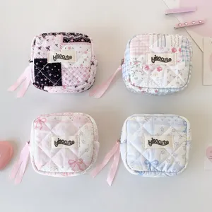 Cuatro estilos de bolsas de cosméticos coreanas de tela acolchada con diseños florales