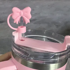 Dettaglio copricanna in silicone con fiocco rosa, tappo antipolvere carino per tazze.