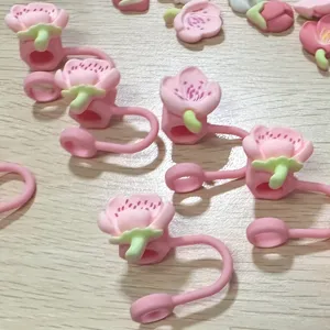 Dettaglio copricanna in silicone con fiore, tappo antipolvere carino per bicchieri.