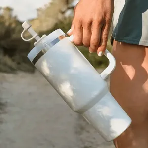 Bicchiere termico con manico e cannuccia, ideale per viaggi all'aperto e per l'utilizzo quotidiano.
