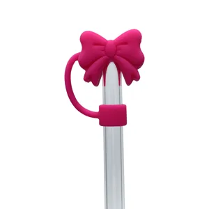 Primo piano della copertura per cannuccia in silicone con fiocco rosa e dettagli.