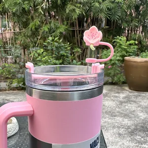Bicchiere termico in acciaio inossidabile rosa con copripaglia a forma di fiori di ciliegio.