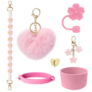 Roze Stanley beker accessoire set met siliconen hoes, rietje topper en pluche hart.
