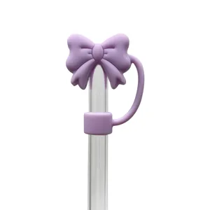 Dettaglio copri-cannuccia in silicone fiocco viola, tappo antipolvere per bicchieri.