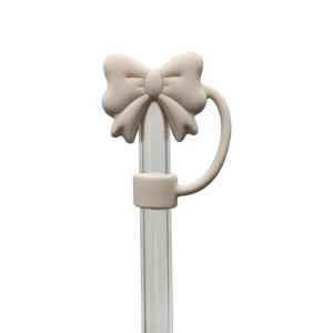 Primo piano dettaglio copri cannuccia fiocco in silicone, topper antipolvere utile.